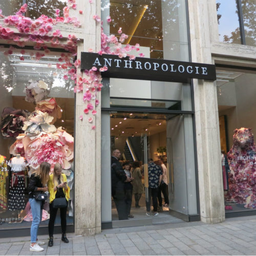 Schon von außen bringt Anthropologie Leben auf die Düsseldorfer Königsallee.