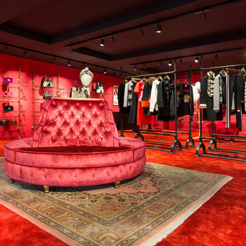 Das Storedesign will an die individuelle eklektische Handschrift von Alessandro Michele, aktuell Creative Director bei Gucci, anknüpfen. Dessen Look hat das Luxushaus in der internationalen Mode- und Designer-Szene wieder in die vorderste Reihe gebracht. (Foto: Apropos/Andrea Dingeldein)