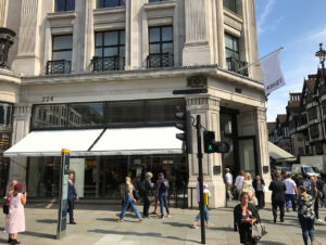 Die Glasfassade des neuen Arket-Stores in der Regent Street hebt vorwiegend die Waren optisch hervor. (Foto: Roland Bodenham)