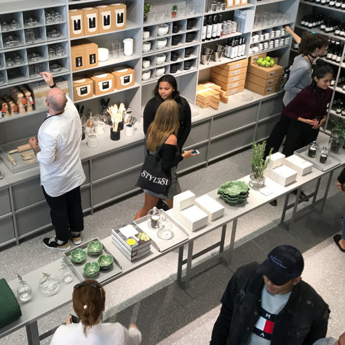 Das zurückhaltende Verpackungsdesign aus Pappe setzt sich optisch vom dominierenden Grauton des Storedesigns ab. (Foto: Roland Bodenham)