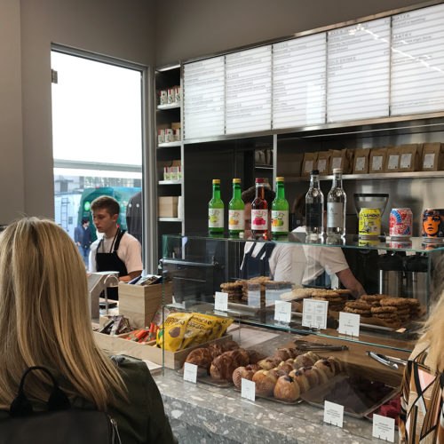 An die Haushaltswaren grenzt im hinteren Bereich des Stores ein Café, das mit skandinavischen Happen lockt. (Foto: Roland Bodenham)