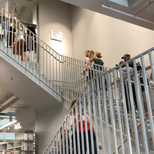Über eine Treppe gelangen Kunden in das Obergeschoss, in dem sich Damen- und Kindermode befinden. (Foto: Roland Bodenham)