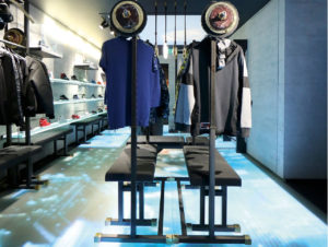 Effektvoll illuminierter Glasboden bei Philipp Plein Sports (ASB Systembau)