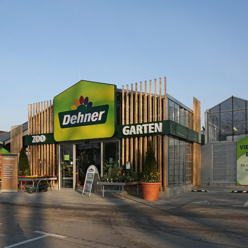 Außenansicht des Dehner Garten-Centers in Frankfurt am Main mit Eingangsportal (Foto: Dehner)