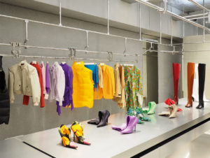 Der neue Balenciaga-Store in Paris: Flagshipstore in der Küche eines Gourmet-Restaurants? Edelstahl total – auch in den Umkleidekabinen (Foto: Gonzalez Haase)