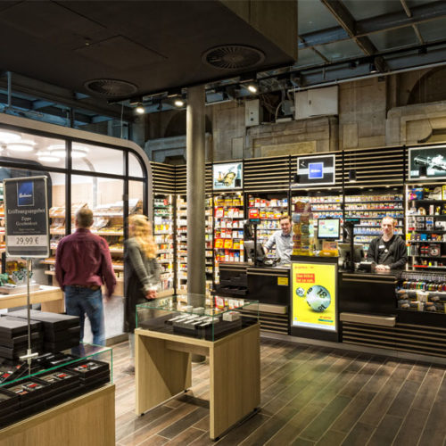 Holz dominiert die Materialwelt des Stores. (Foto: Dr. Eckert)