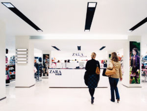 Zara, hier ein Store in München, arbeitet mit einem weltweit einheitlichen Lichtkonzept mit Deckeneinbauleuchten. Das Akzentlicht der Richtstrahler ergänzt die Grundbeleuchtung mit Downlights. (Foto: Frank Widemann / Erco)