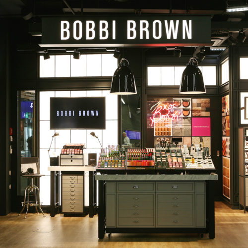 Bobbi Brown im Wiener Hauptbahnhof: Blendfreie engstrahlende LED-Leuchten lenken den Blick gezielt auf die Ware – trotz knapp 4 m hoher Rohdecke. (Foto: Dula)