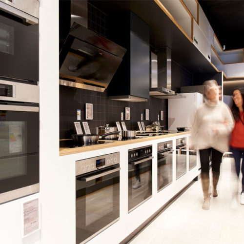 Elektronische Preisschilder und Digital Signage-Lösungen wie eine Video-Wall mit vier Screens und ein Display im Kassenbereich präsentieren aktuelle Produktinfos. (Foto: Bosch)