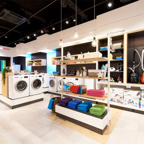 Die Produkte – von Waschmaschinen über Staubsauger bis zu Küchengeräten – sind in Gruppen und Abteilungen mit jeweils individuell gestaltetem Umfeld positioniert. (Foto: Bosch)