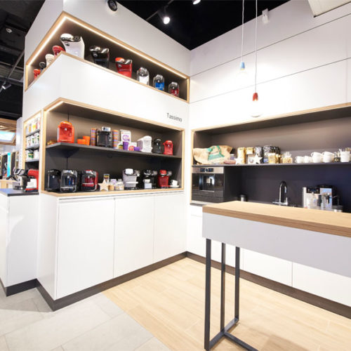 Als Ort für individuelle Beratungsgespräche und Produktvorführungen dient die im Mittelraum der Fläche platzierte und mit Bosch-Geräten der neuesten Generation ausgestattete Küche. (Foto: Bosch)