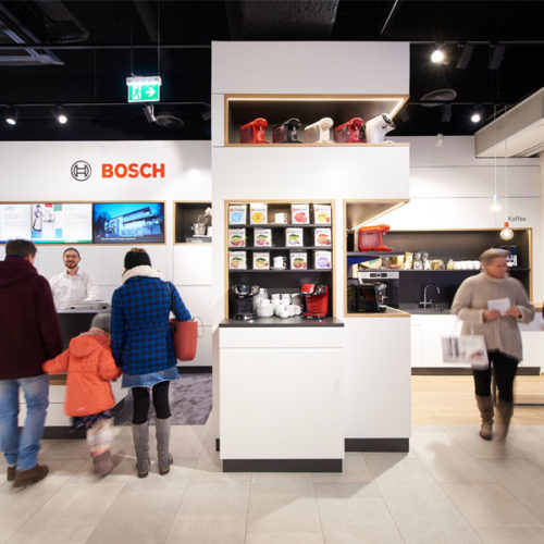 Helle Fronten, kombiniert mit Oberflächen aus Eiche sowie anthrazitfarbenen Fliesen setzen die Produkte in Szene. (Foto: Bosch)