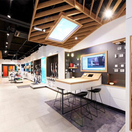 Mit einer sogenannten Air-Play-Applikation im Smart Home Bereich erfolgt die Beratung der Verkäufer nicht nur via Tablet; das Bild des Tablets kann damit auf einen großen Screen projiziert werden. (Foto: Bosch)