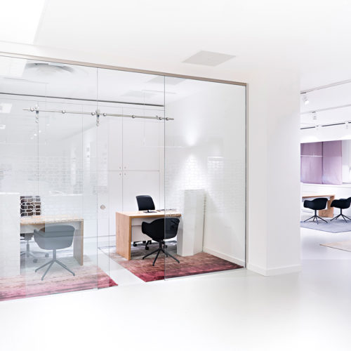 Verglaste Fronten und eine offene Raumstruktur laden in die räumlich abgetrennten Bereiche der persönlichen Beratung ein. (Foto: Dittel Architekten GmbH)