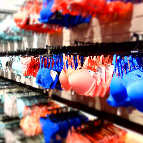 Gemeinsam mit den farbengewaltigen Textilien, die als Markenzeichen von Bruno Banani gelten, ergibt dies ein bewegtes, lebendiges Bild, das Aufmerksamkeit erzeugt. (Foto: Bruno Banani)