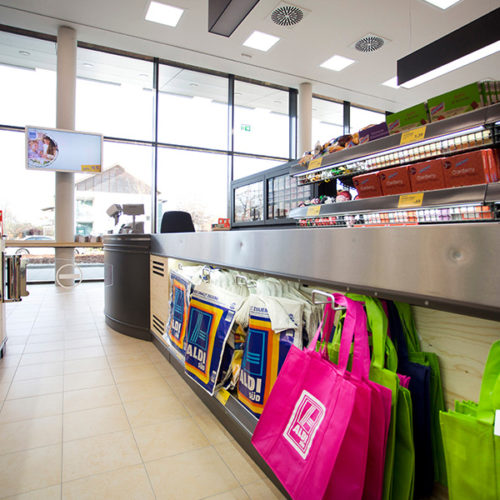 Kunden können Tüten von einer Halterung an der Kasse herunternehmen. (Foto: Aldi Süd)