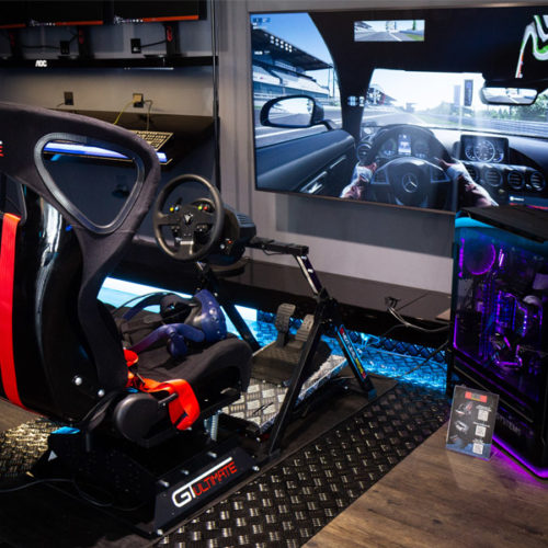 Zudem befindet sich ein Racing-Seat mit VR-Sets im Laden, der Kunden in einen Geschwindigkeitsrausch in einer virtuellen Realität versetzt. (Foto: Caseking)