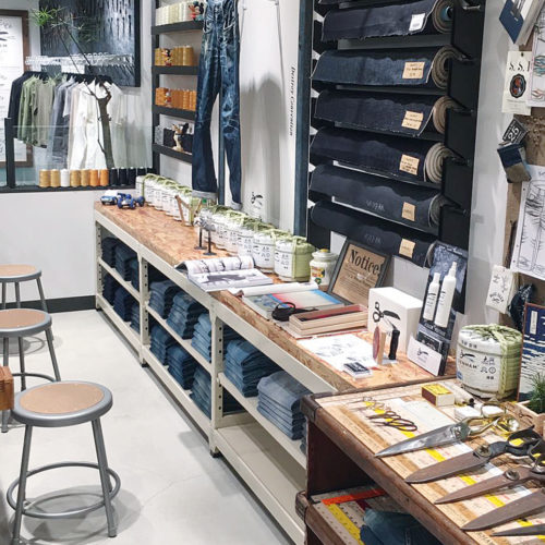 Authentisch inszeniertes Schneiderhandwerk im Denham Store Tokio Ginza. (Foto: Denham The Jeanmaker)