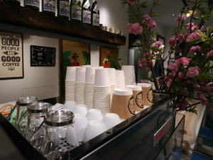 Eine Besonderheit ist die erste Denham-Kaffeebar, hier arbeiten Baristas mit Kaffee-Experten zusammen. (Foto: Denham)