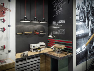 Victorinox lädt Kunden am „Knife Assembler“ ein, ihren „Companion for Life“ mit individueller Gravur zu montieren. (Foto: Victorinox)