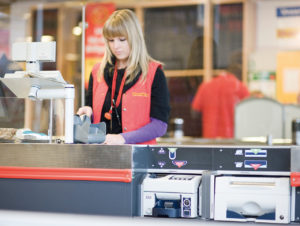 Ein- und Auszahlungsautomaten an der Kasse bei Poco (Foto: Diebold Nixdorf)