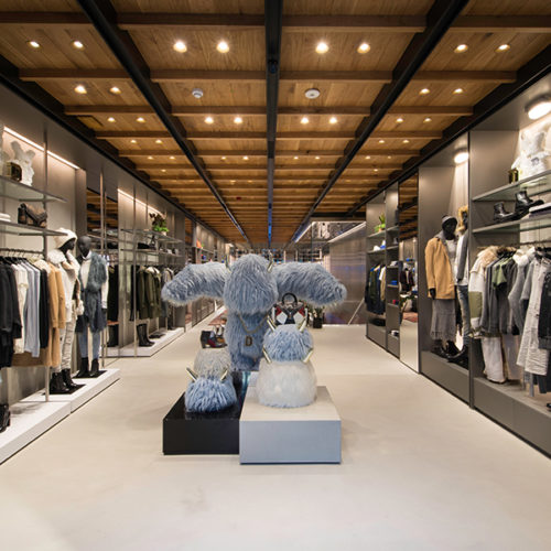 Im Eingangsbereich der Läden, einem Korridor, sind die Fashion-Kollektionen von Frauen und Männer untergebracht, betont durch Einbauten und Präsentationsmodule aus Industriestahl. (Foto: Diesel)