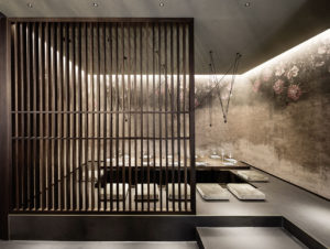 Holzlamellen als Sichtschutz des Private Dinings im asiatischen Stil bei „Enso Sushi & Grill“