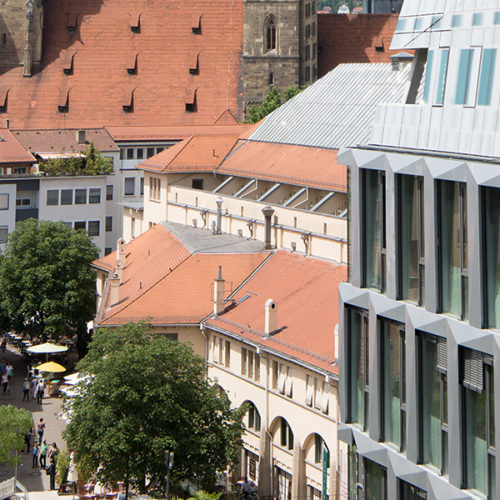 Die Bevölkerung und Kundschaft scheint diesen Kontrast aus Alt und Neu inmitten der City mit Plätzen und Freiraum für Gastronomie vom Start weg angenommen zu haben, so der Tenor in der Lokalpresse.