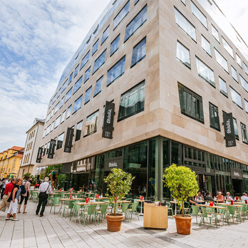 Gebaut wurde der neue Komplex von Behnisch Architekten aus Stuttgart. Die Bausumme betrug 169 Mio. Euro. Bauherr ist die E. Breuninger GmbH & Co. KG, die in unmittelbarer Nähe ihr Stuttgarter Stammhaus betreibt, vertreten durch die EKZ Grundstücksverwaltung GmbH & Co.KG.