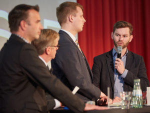 Podiumsdiskussion über politische Perspektiven hinsichtlich der Veränderungen im Einzelhandel: Michael Hübner (SPD), Prof. Johannes Ringel (Moderator), Henning Höne (FDP), Florian Braun (Junge Union) v.l.n.r.