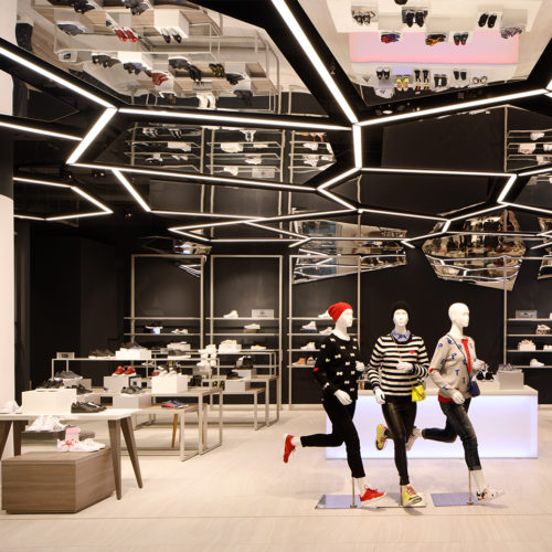 Sneaker-Welt in futuristischem Interieur (Foto: Galeria Kaufhof)