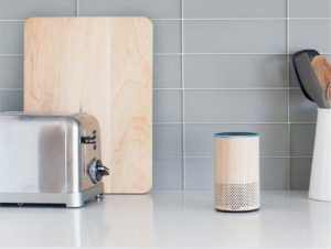 „Echo“ in Eichendekor, passend zur Küchen­einrichtung (Foto: Amazon)