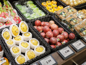 Obst- und Gemüseabteilung bei Edeka Kels: ESL-Displays zeigen Preis- und Produktinfor­mationen an. (Foto: Kels)