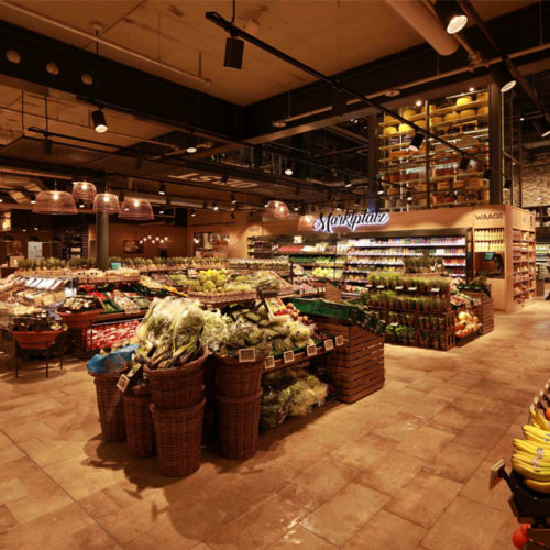 Die Obst- und Gemüseabteilung soll mit Flechtkörben und Holzoptik eine nostalgisch-heimische Atmosphäre ausstrahlen. (Foto: Edeka Schmidt)