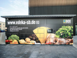 Das Test-Objekt „Edeka Box“ auf dem Parkplatz des E-Center Gaimersheim, wo Kunden online bestellte Ware rund um die Uhr abholen können. (Foto: Photo Sexauer München)