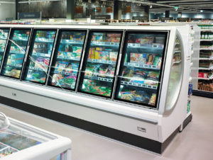 Nahezu futuristische weiße Truhen bei Edeka Hieber (Foto: Viessmann)