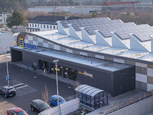 Die Sheddächer tragen einerseits die Photovoltaik-Anlage, ihre Oberlichter bringen zudem Tageslicht in den Markt (Foto: Peter Dörfel Fotodesign)