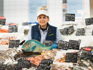 Kunden können sich ihren Fisch veredeln lassen. (Foto: Metro)