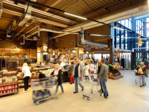 Im Eingangsbereich empfangen eine Cafeteria und Hausbäckerei mit benachbarter Kaffeebar sowie die Obst- und Gemüseabteilung den Kunden. (Foto: Real)