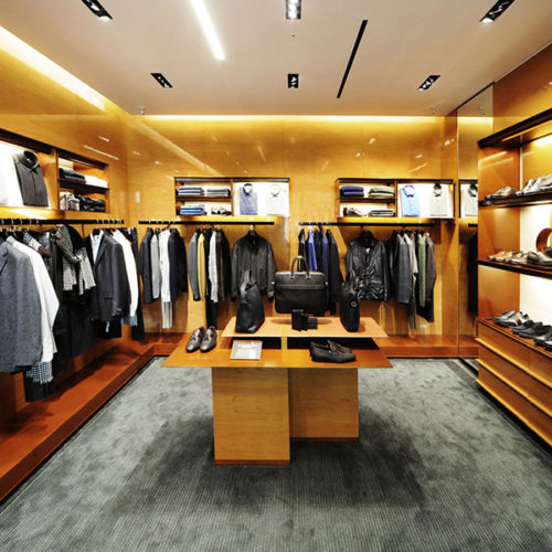 Aspekte von Natur und Technologie fließen zusammen in einer maskulinen und dabei edel-natürlichen Farb- und Materialpalette, die von Rosenholz, Mahagoni, Bronze und Rotguss geprägt wird. (Foto: Ermenegildo Zegna)
