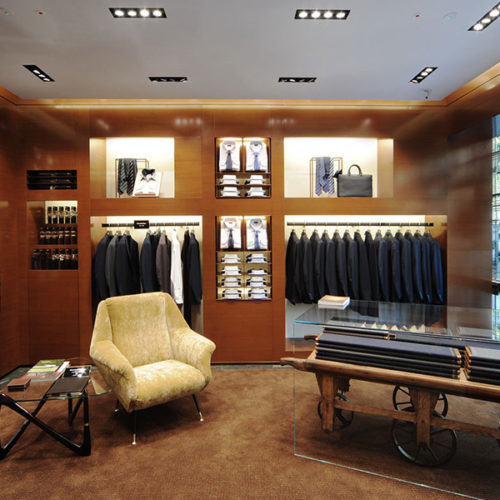 Die Schneiderkunst des Unternehmens wird in einem separaten Raum mit Vintage-Einrichtung und verspiegeltem Fenster mit Blick auf den Kurfürstendamm präsentiert. (Foto: Ermenegildo Zegna)