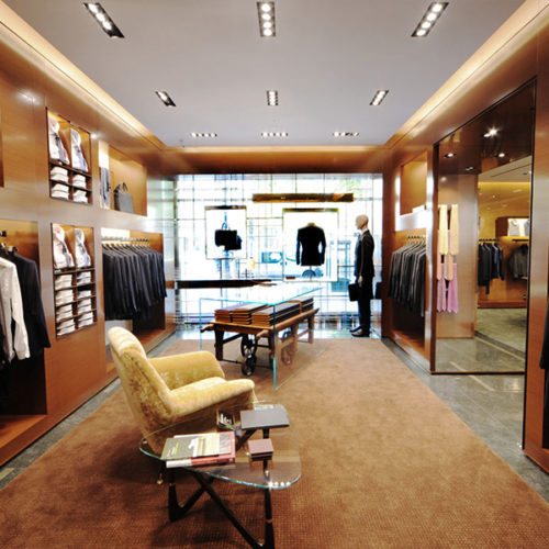 Die 100 qm große Verkaufsfläche ist konzipiert als virtuelle Reise durch die unterschiedlichen Segmente, die die Marke bedient, von Luxury Sportswear und Casual Tailoring über den klassischen Anzug bin hin zu den Herren-Accessoires. (Foto: Ermenegildo Zegna)