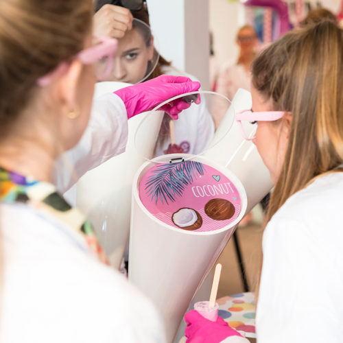 Hier können die Kundinnen erschnüffeln, welchen Duft sie ihrem Lipgloss geben wollen. (Foto: Dfrost)