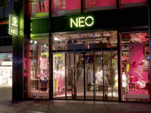 Der Adidas Neo-Store in Köln an der Hohe Straße setzt auf farbdynamische LED-Beleuchtung. (Foto: Erco / Edgar Zippel)