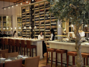 Das Restaurant Fitch & Olive Garden in New York zeigt den Trend zu wenig Beleuchtung, die – wenn sie ausgeklügelt platziert wird – eine intime, „geborgene“ Wirkung erzielt. Dieses Konzept wird ebenso für Verkaufsräume angewendet.