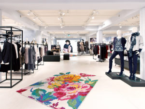 Im Modehaus Mohr in Dollern bringen Teppiche Farbe ins Spiel. (Foto: MAI Messerschmid)