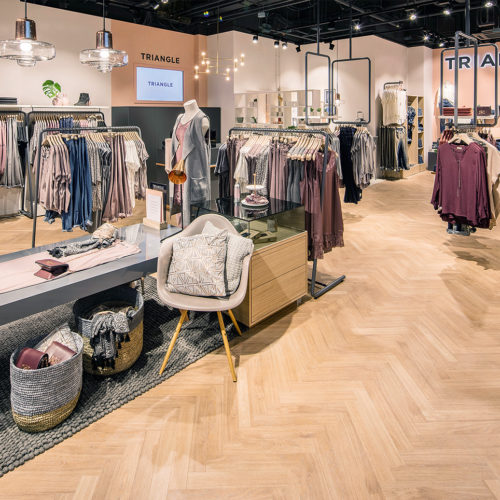 Fischgrätmuster aus Designbelag in Eiche-Optik im Triangle-Store in den Riem-Arcaden in München (Foto: Project Floors)