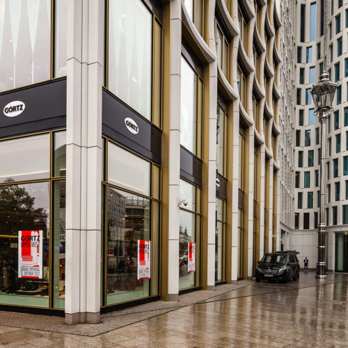 Auffällig ist das im Hochhaus am Breitscheidplatz im Berliner Ortsteil Charlottenburg, das den neuen Görtz-Store beherbergt. (Foto: Görtz)