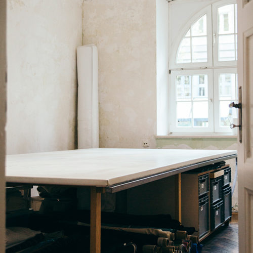 Hinter der Shop-Fläche liegen drei Ateliers mit insgesamt rund 130 qm und eine kleine Manufaktur der Textildesignerin Stephanie Kahnau, in der sie Schmuck und Bekleidung anfertigt. (Foto: Christin Büttner)