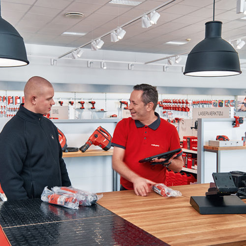 An speziell konzipierten Tischen finden Beratungsgespräche statt, das Tablet unterstützt dabei. (Foto: Hilti Gruppe)